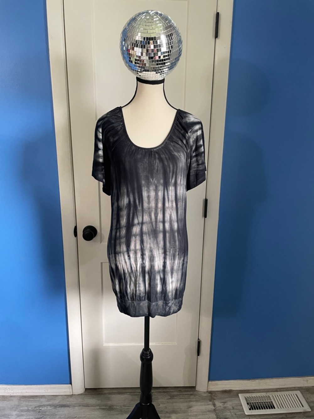Guess Scoop Neck Short Sleeve Tunic - Black & Gray Tie-Dye